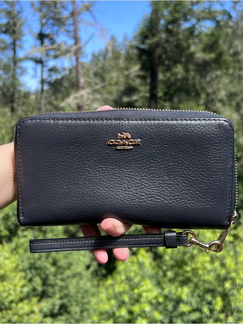 COACH Navy Pebble Leather Wristlet Wallet w Gold Hardware & Wriststrap AUTHENTIC - Picture 2 of 14